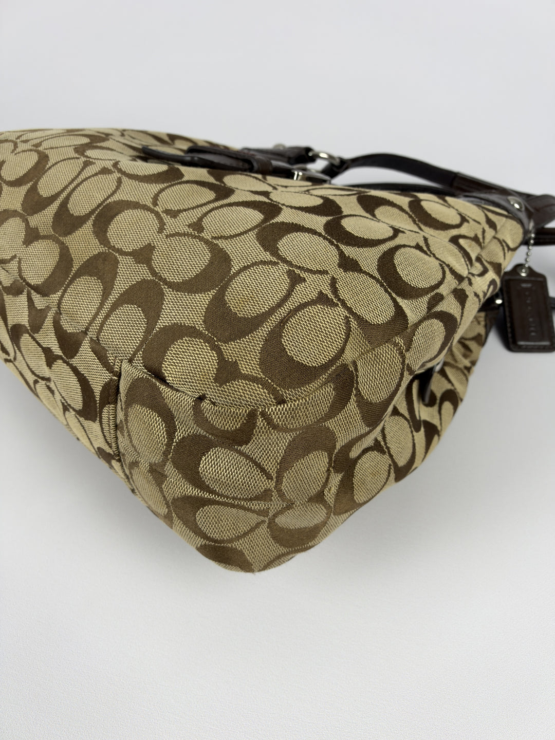 Coach Soho Signature Buckle Hobo Shoulder Bag in Khaki/Braun, Detailansicht 8