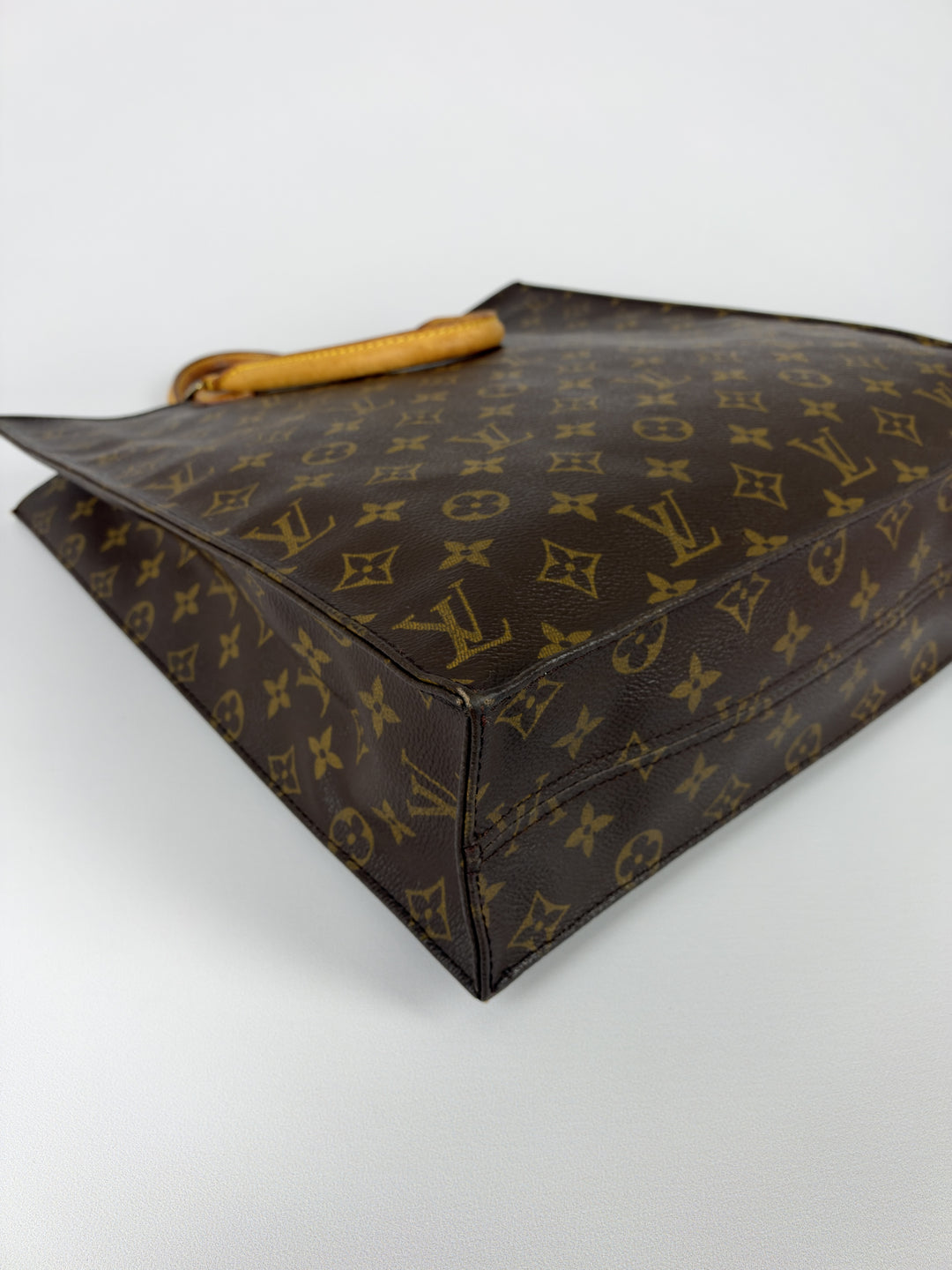 Louis Vuitton Monogram Sac Plat in Braun, Detailansicht 8