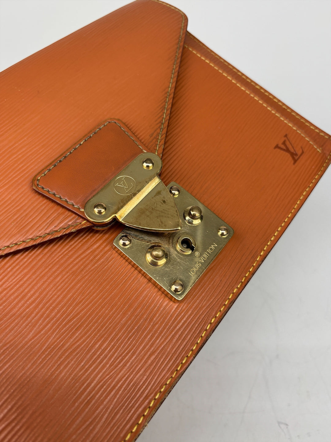 Louis Vuitton Epi Sellier Dragonne Clutch in Kenyan Fawn, Detailansicht 7