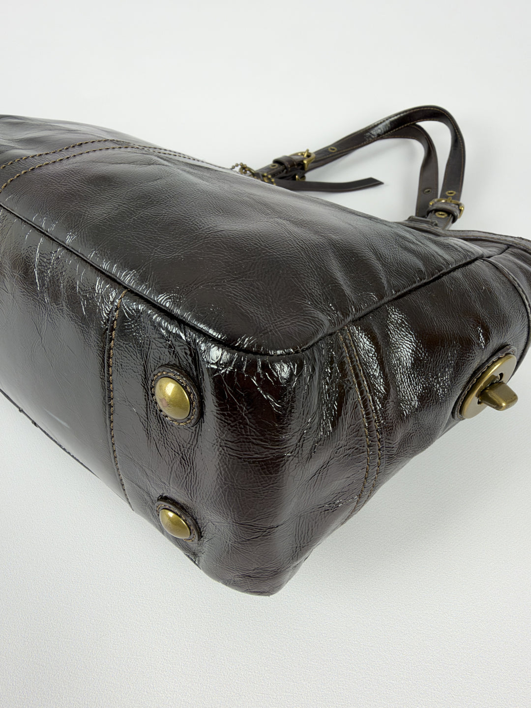 Coach Gallery Patent Leather Pleated Tote Shoulder Bag in Dunkelbraun, Detailansicht 9