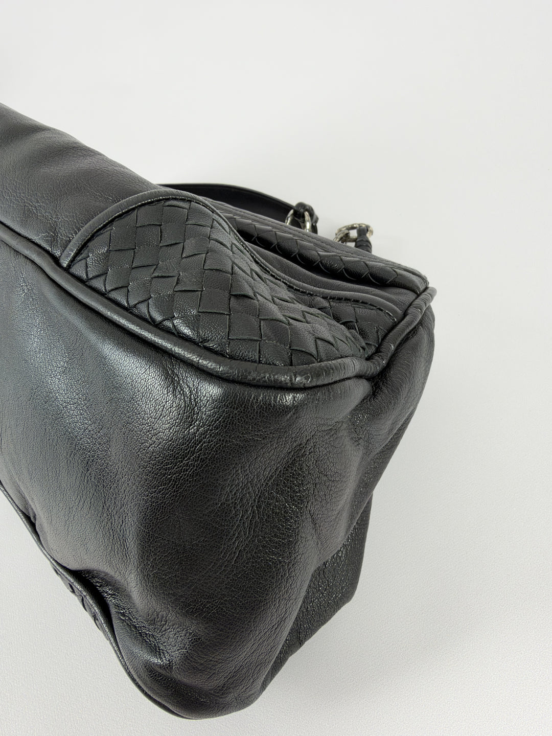 Bottega Veneta Nappa Intrecciato Chain Shoulder Bag in Schwarz, Detailansicht 9