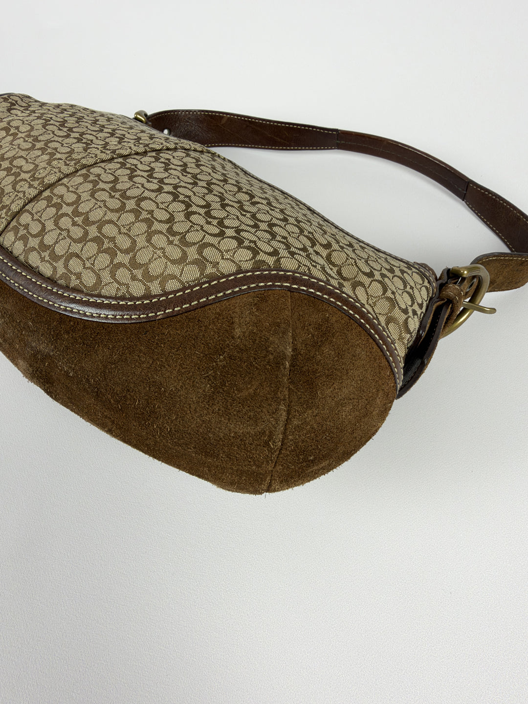 Coach Soho Mini Signature Suede Buckle Flap Shoulder Bag in Khaki/Braun, Detailansicht 9