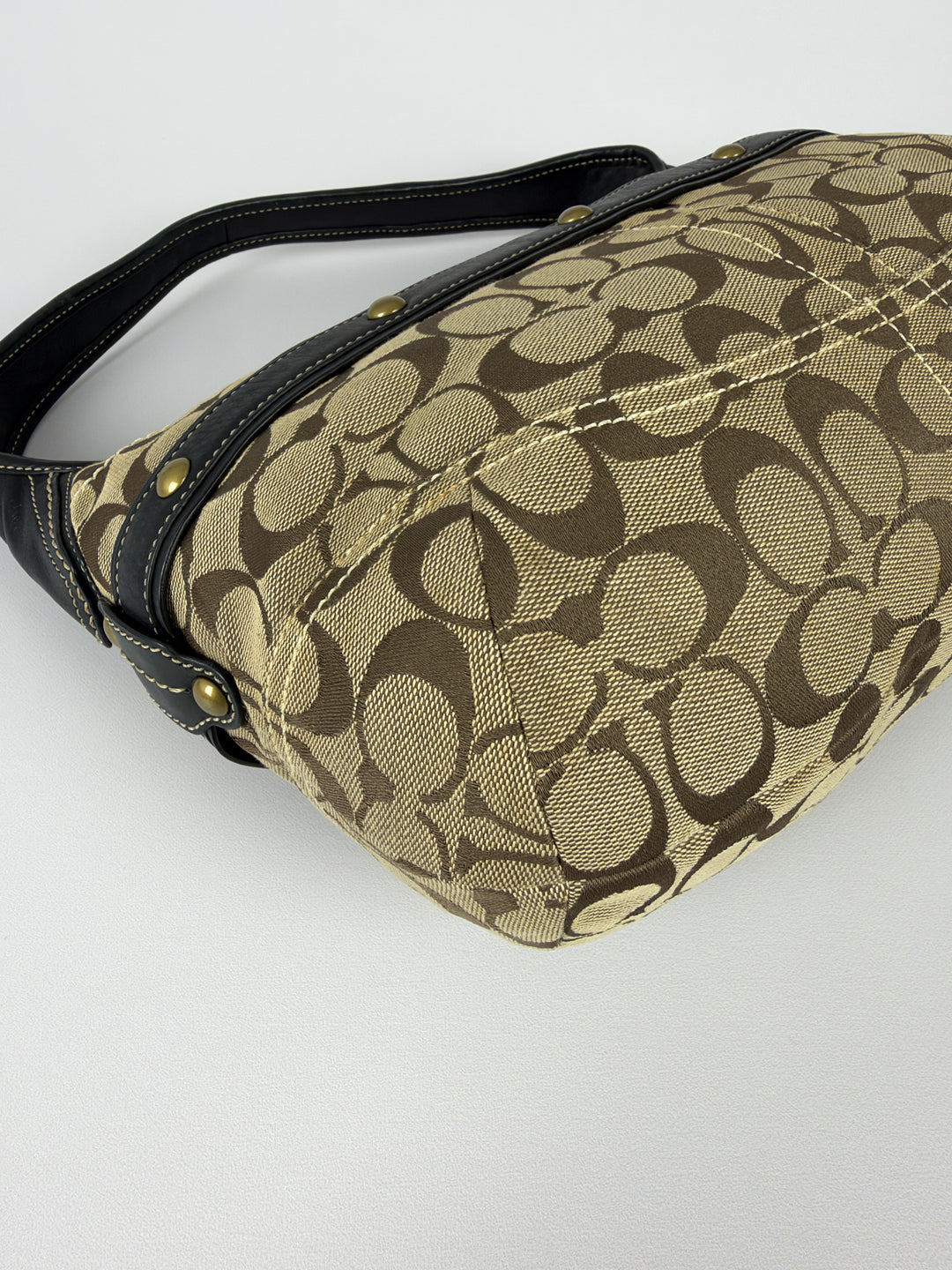 Coach Signature Horse Bit Hobo Shoulder Bag in Khaki/Braun, Detailansicht 9