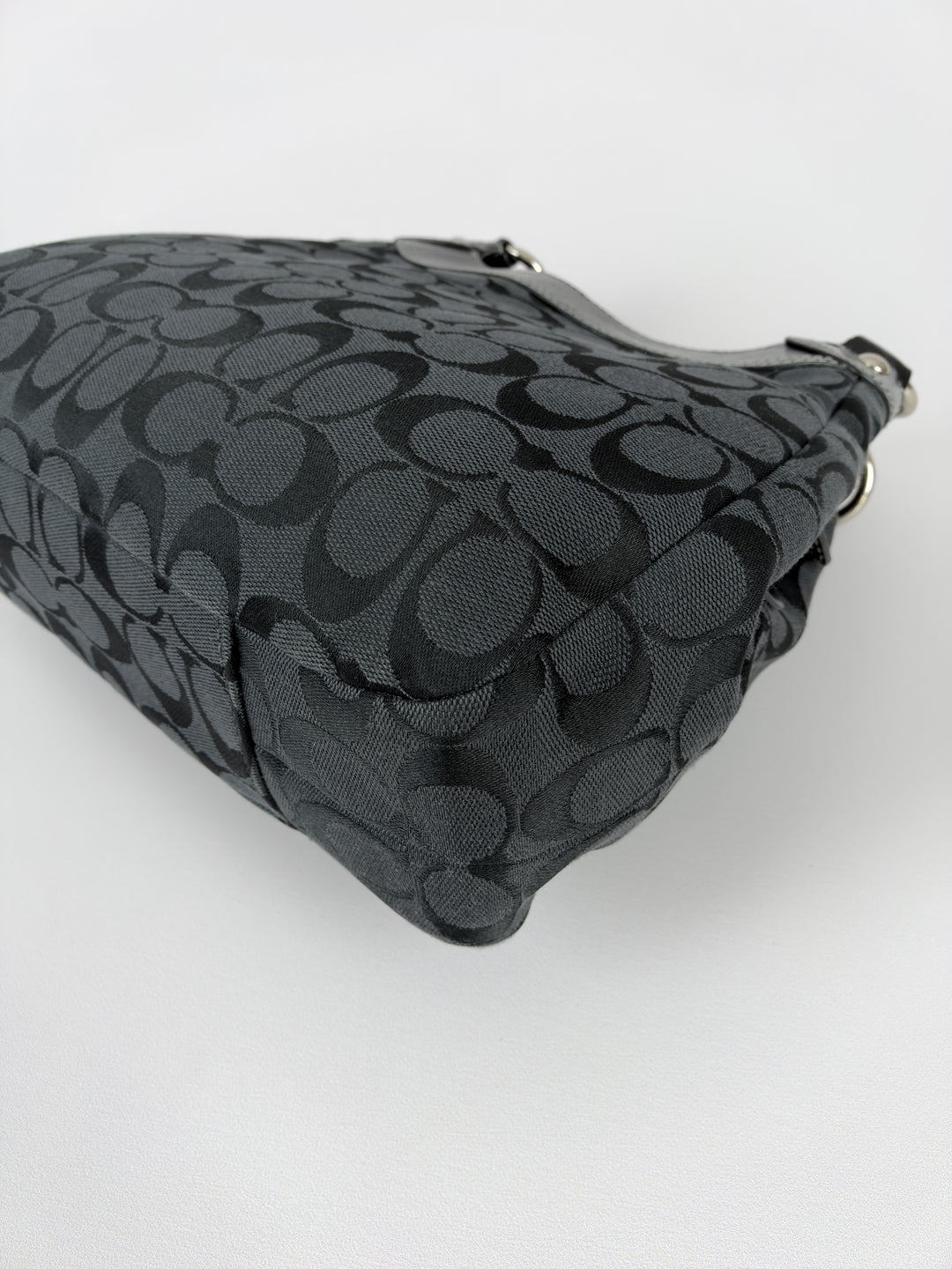 Coach Soho Signature Buckle Hobo Shoulder Bag in Schwarz/Anthrazit, Detailansicht 9