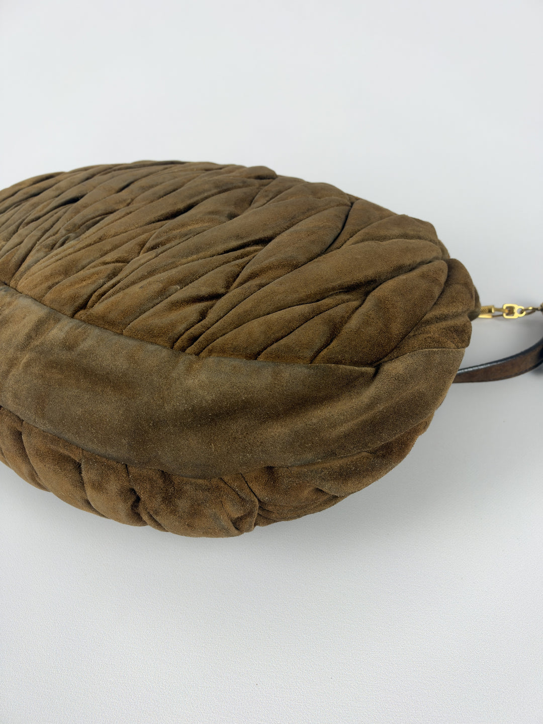 Miu Miu Coffer Matelassé Suede Hobo Shoulder Bag in Oliv-/Tabakbraun, Detailansicht 9