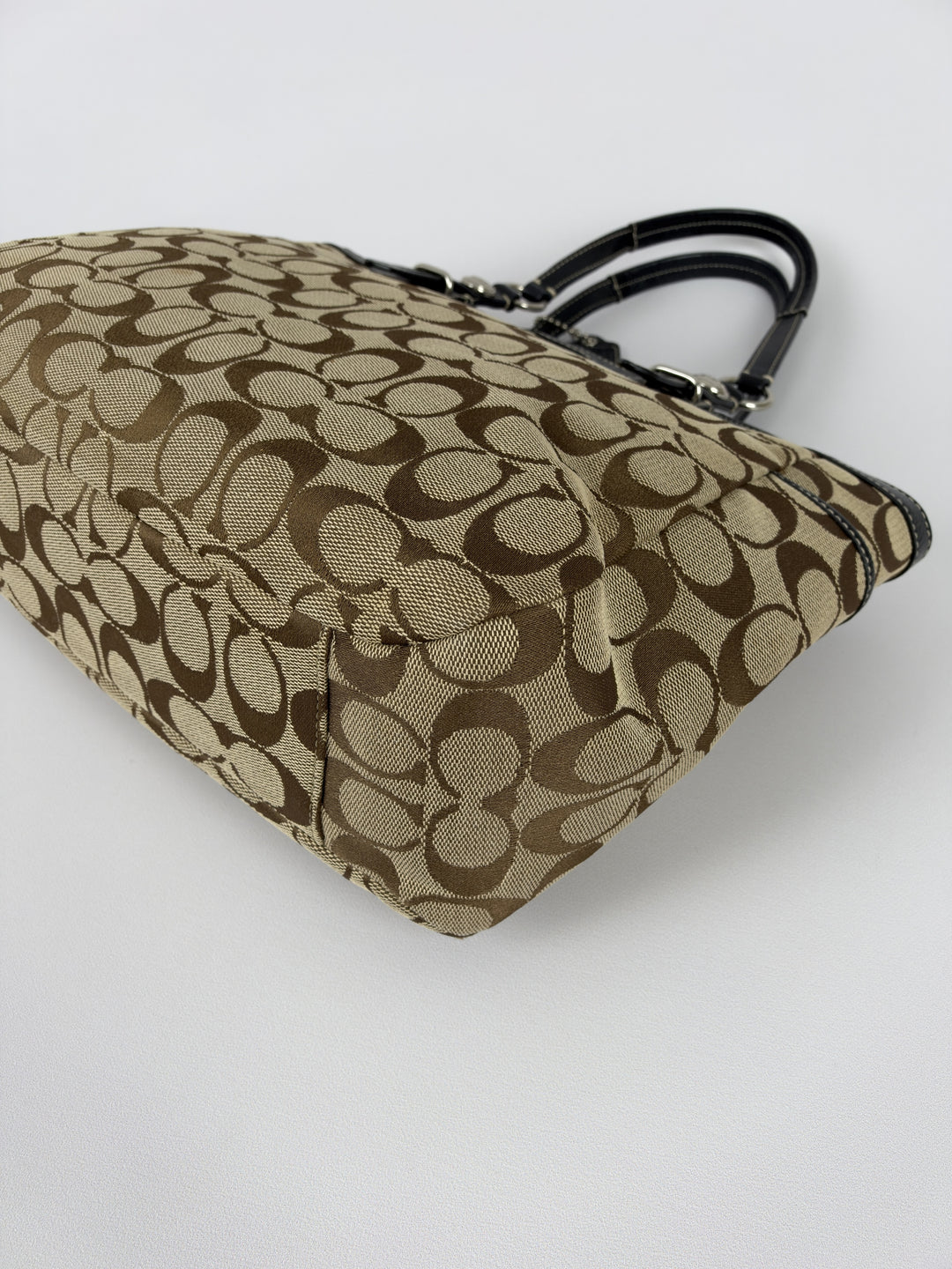 Coach Gallery Signature Tote Shoulder Bag in Khaki/Braun, Detailansicht 9