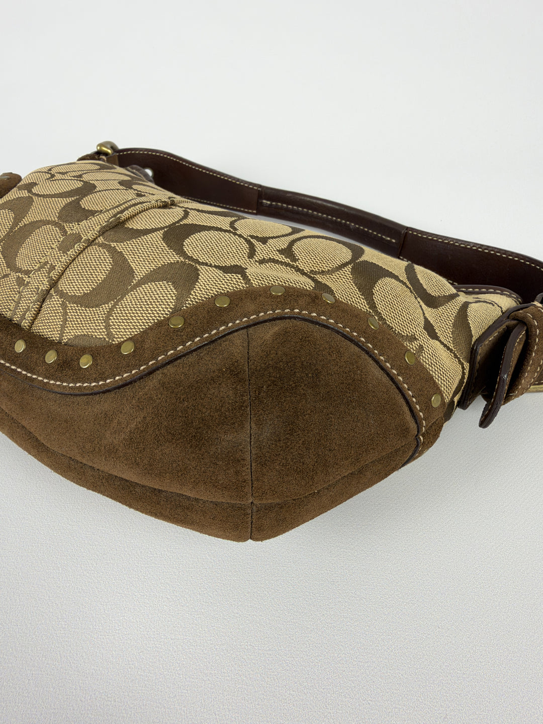 Coach Signature Studded Suede Hobo Shoulder Bag in Khaki/Braun, Detailansicht 9