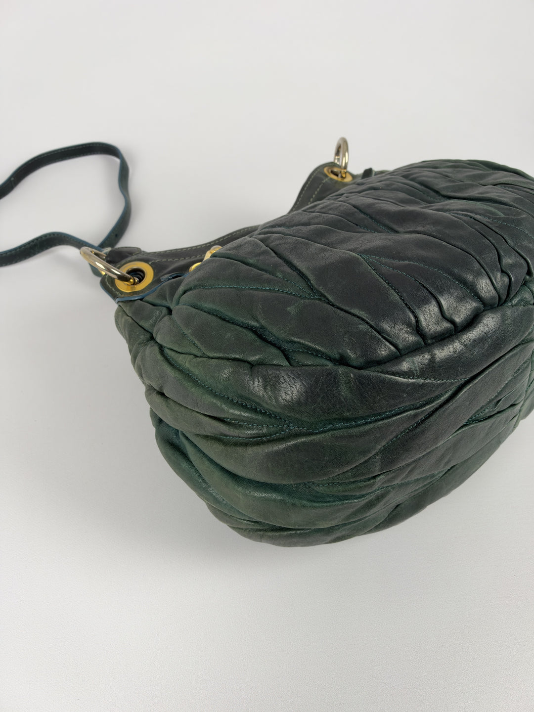 Miu Miu Coffer Matelassé Leather Shoulder Bag in Dunkelgrün, Detailansicht 9