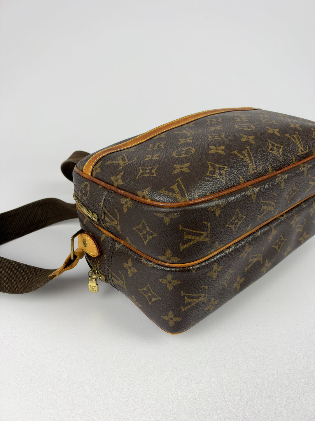 Louis Vuitton Monogram Reporter PM Shoulder Bag in Braun/Beige, Detailansicht 9