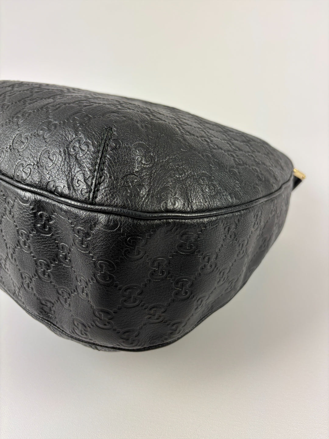 Gucci Guccissima Leather New Britt Hobo Shoulder Bag in Schwarz, Detailansicht 9