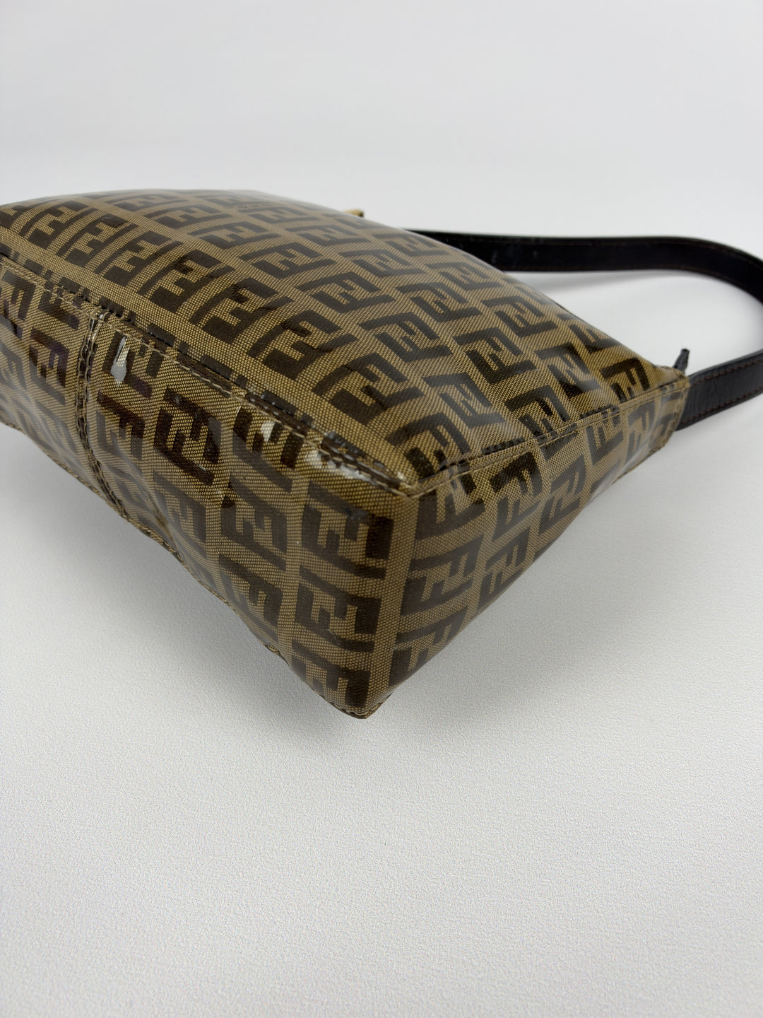 Fendi Zucca Coated Canvas Pochette Shoulder Bag in Tabakbraun/Schwarzbraun, Detailansicht 9