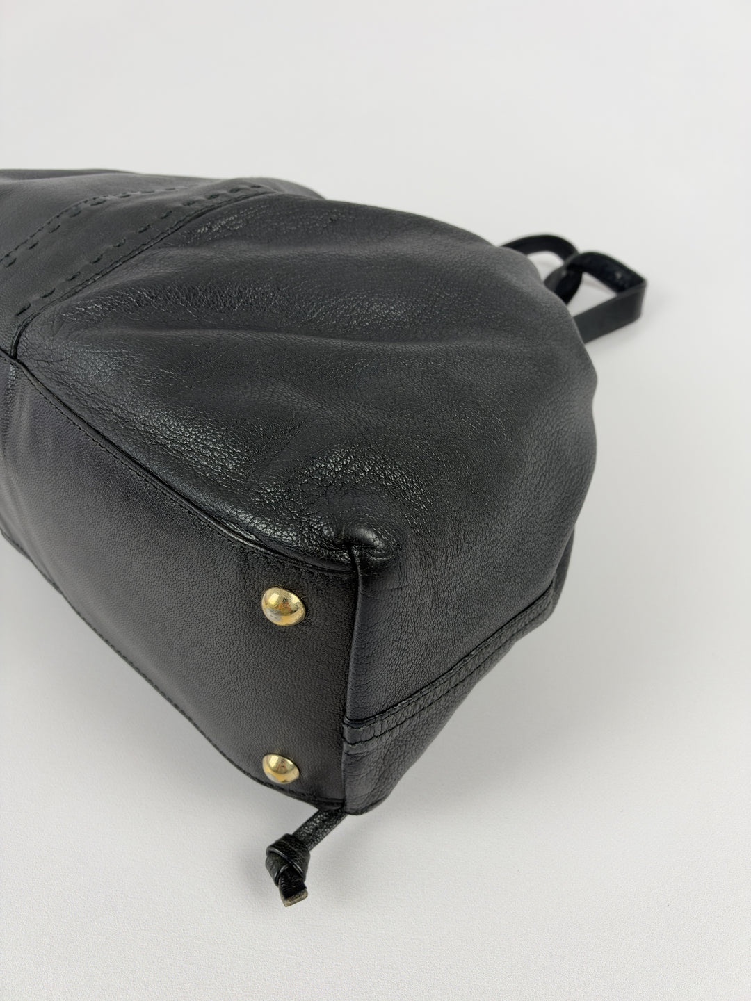 Yves Saint Laurent Reversible Double Leather Shoulder Bag in Schwarz, Detailansicht 9