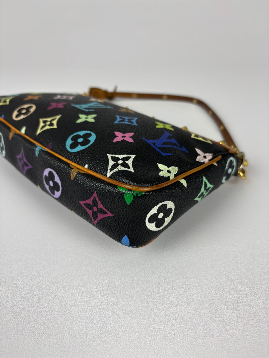 Louis Vuitton Monogram Multicolore Pochette Accessoires Shoulder Bag in Schwarz, Detailansicht 9