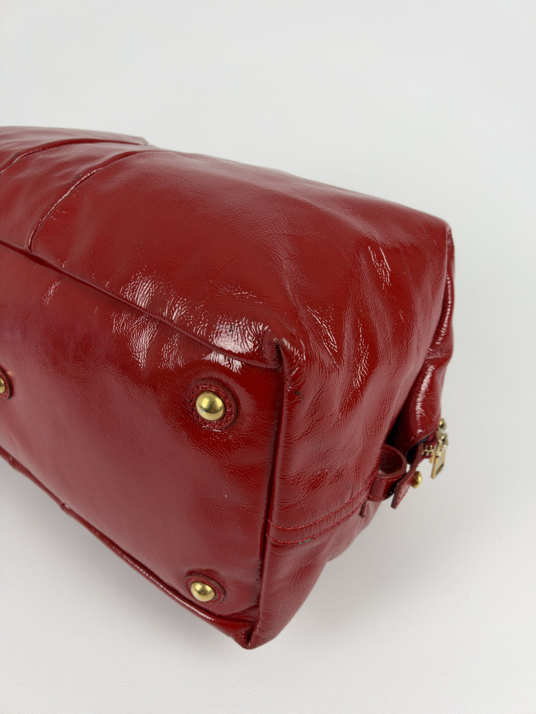 Yves Saint Laurent Easy Y Patent Leather Bag in Rot, Detailansicht 9