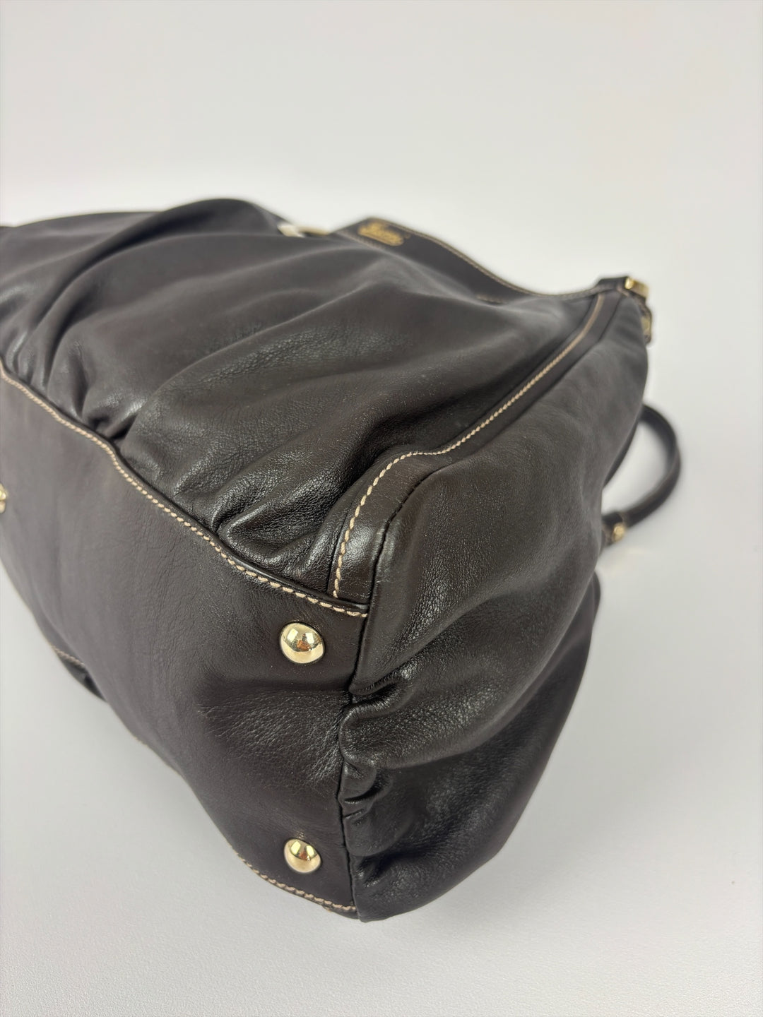 Gucci Abbey D-Ring Leather Hobo Shoulder Bag in Dunkelbraun, Detailansicht 9