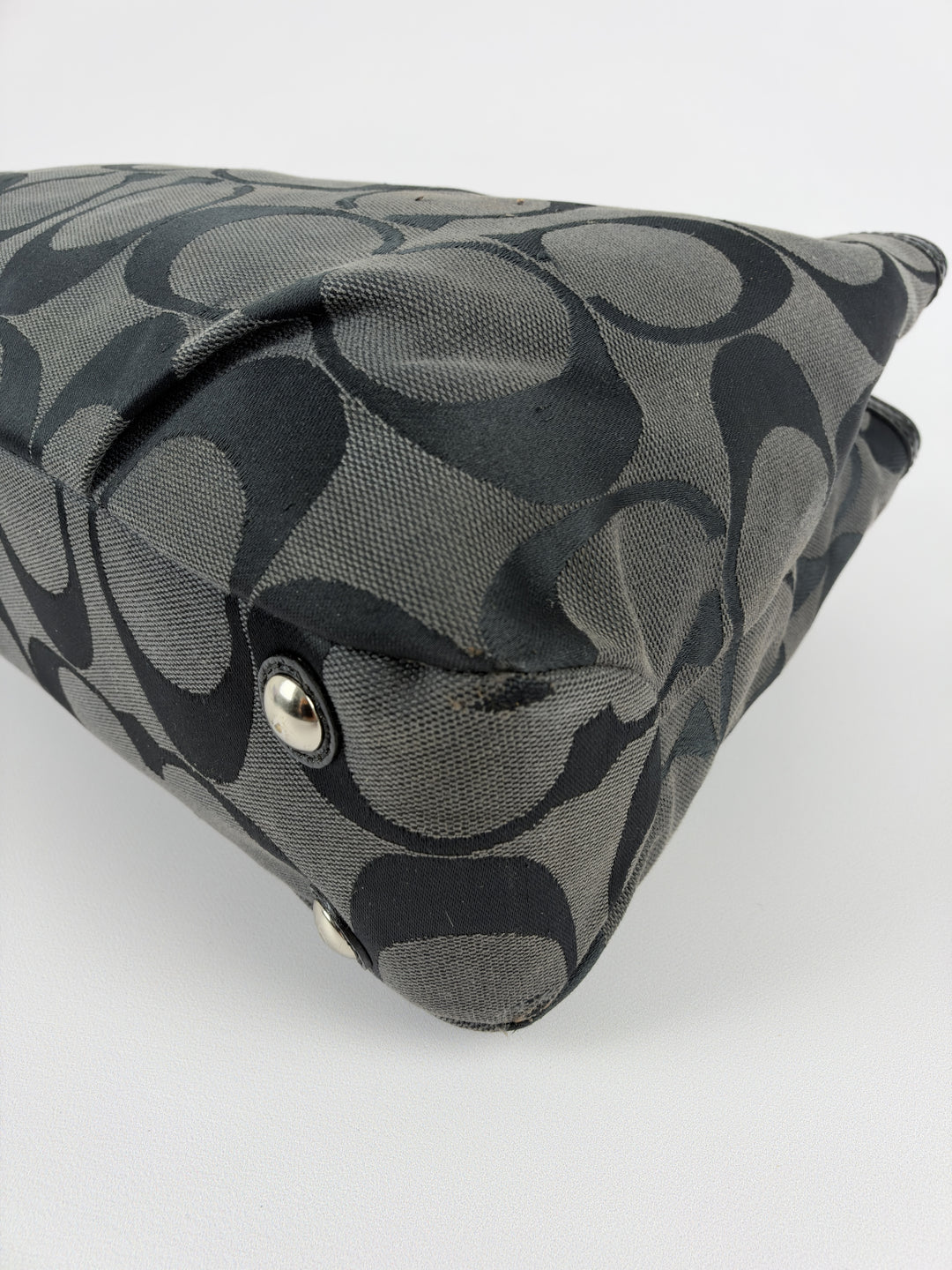 Coach Signature Soho Buckle Tote Shoulder Bag in Grau/Schwarz, Detailansicht 9