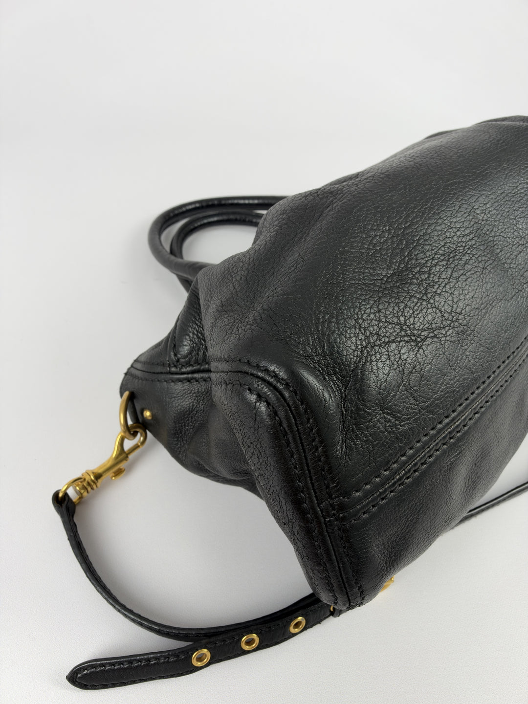 Miu Miu Cervo Shine Leather Shopping Tote Shoulder Bag in Schwarz, Detailansicht 9