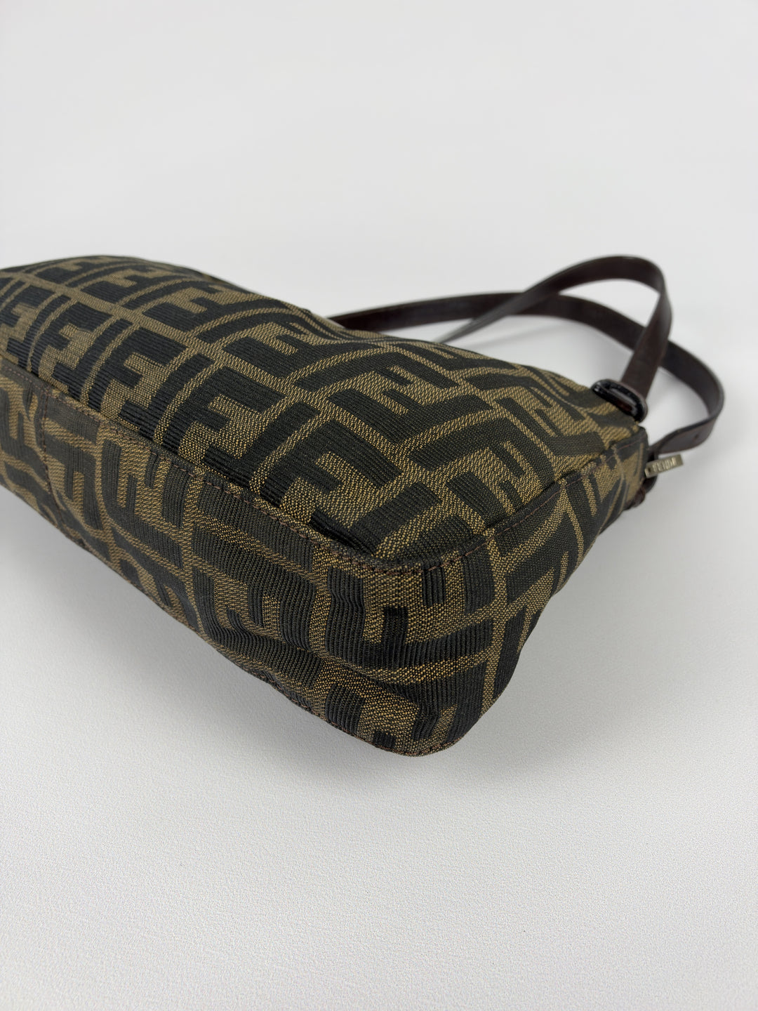 Fendi Zucca Canvas Baguette Buckle Shoulder Bag in Tabakbraun/Schwarz, Detailansicht 9