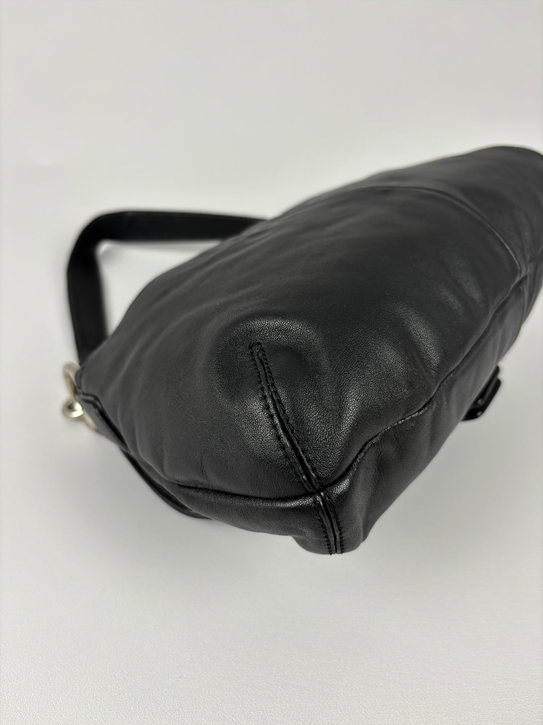 Coach Soho Leather Buckle Flap Shoulder Bag in Schwarz, Detailansicht 9