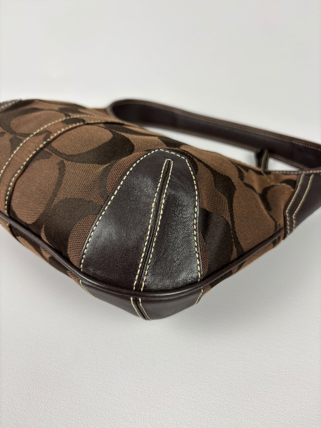 Coach Signature Ergo Hobo Shoulder Bag in Braun, Detailansicht 9