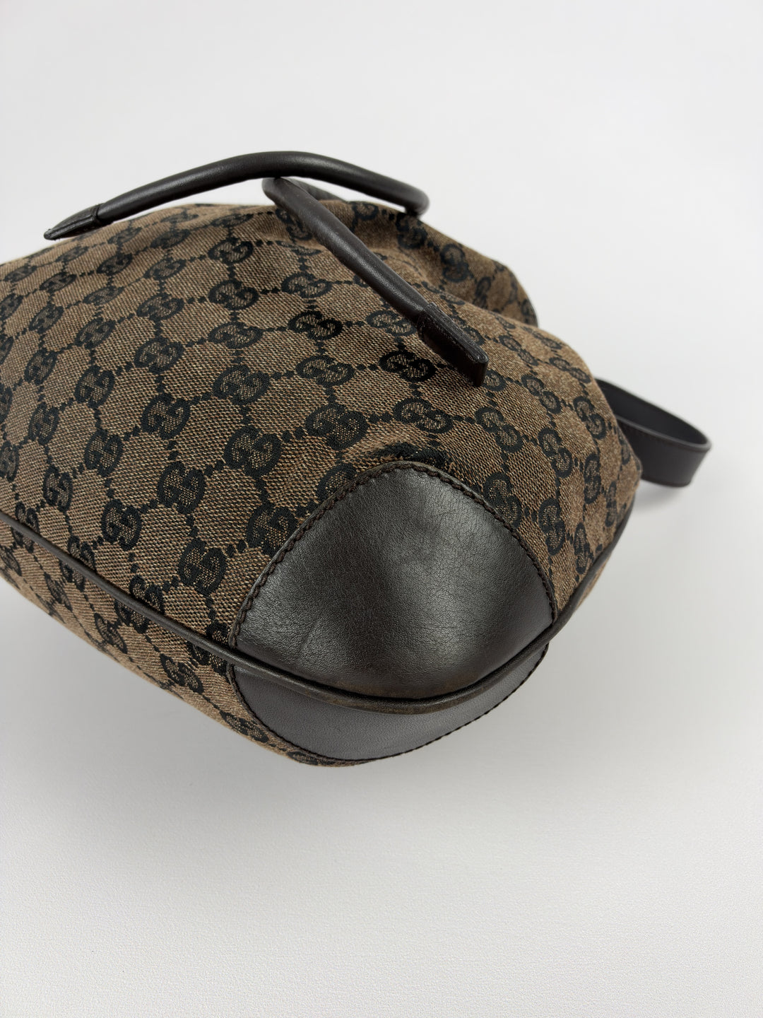 Gucci GG Canvas Drawstring Bucket Shoulder Bag in Braun/Schwarz, Detailansicht 6