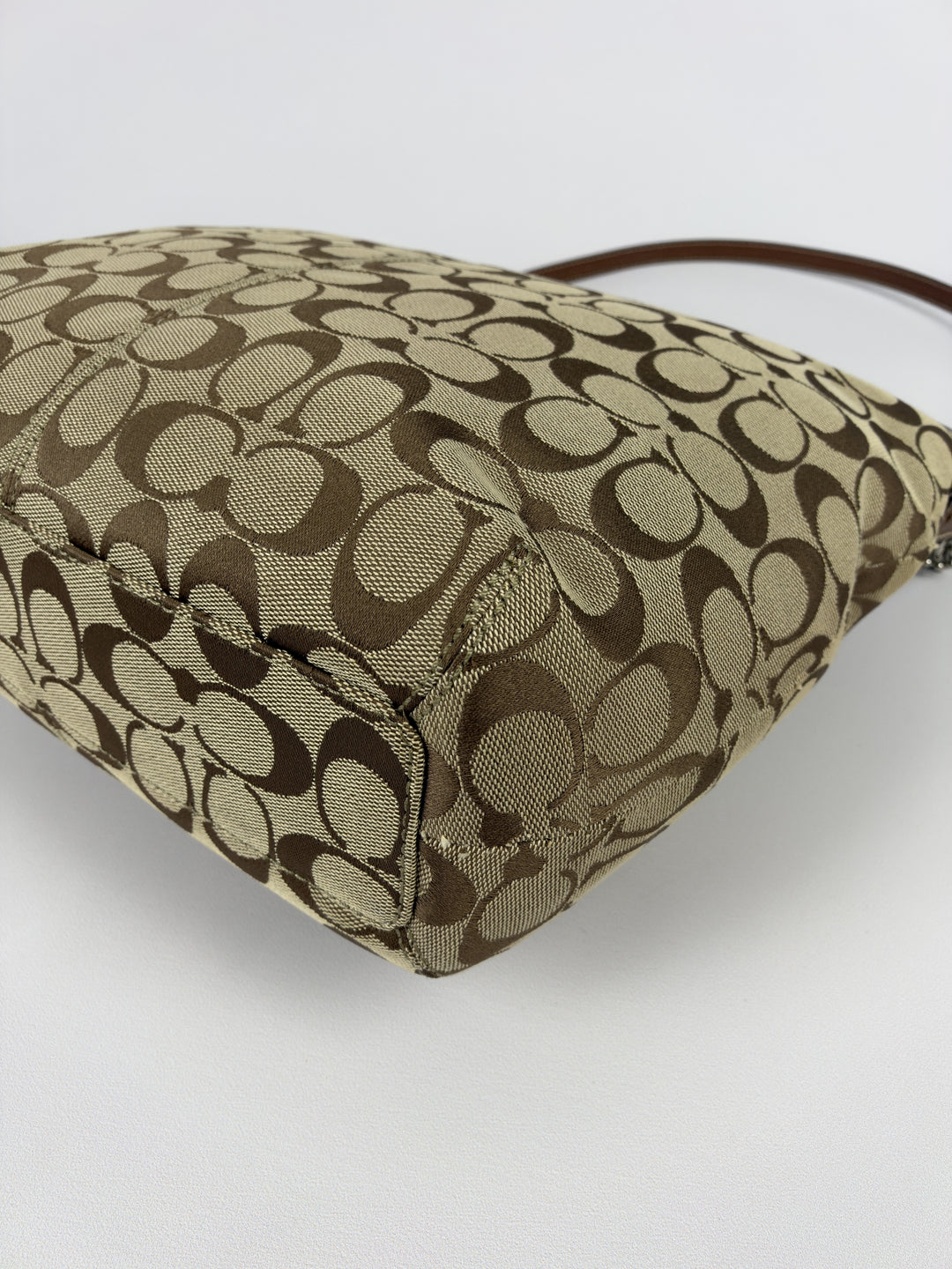 Coach Signature Convertible Hobo Shoulder Bag in Khaki/Braun, Detailansicht 9
