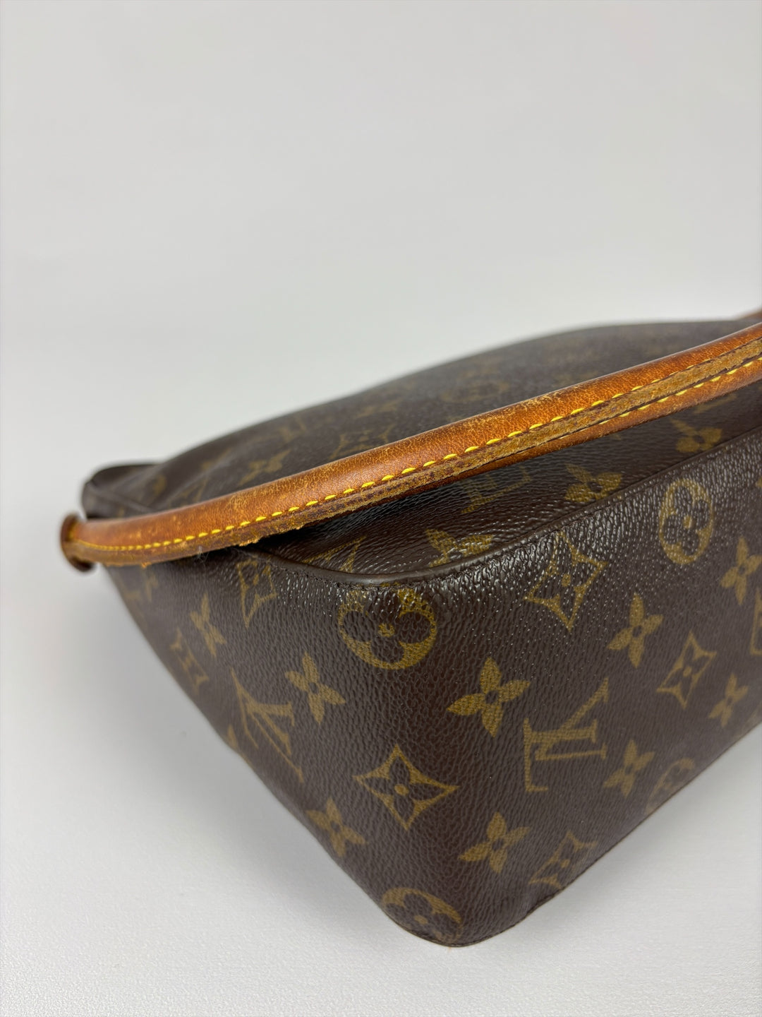 Louis Vuitton Monogram Looping PM Shoulder Bag in Braun, Detailansicht 9