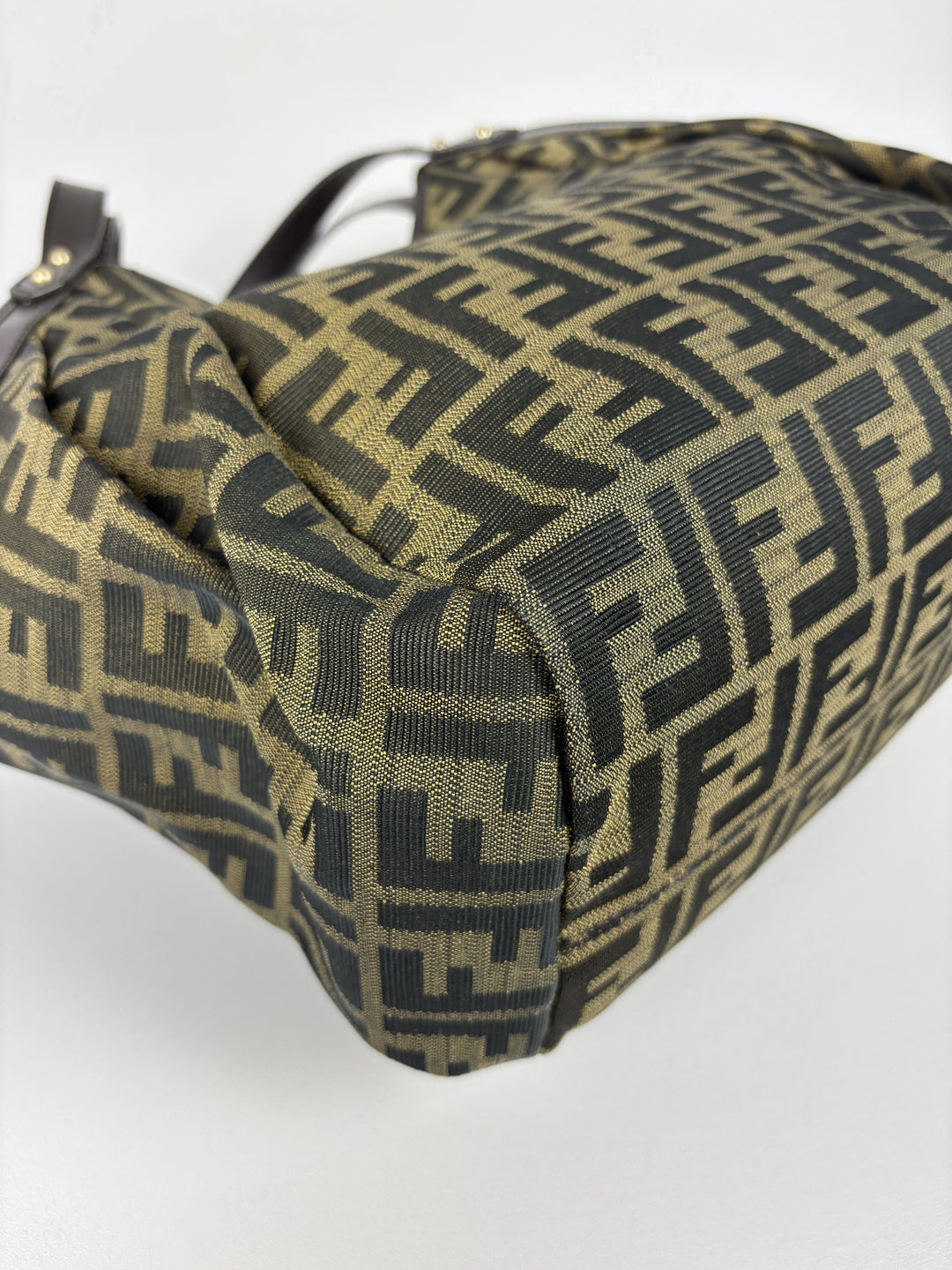 Fendi Zucca Canvas Chef Shoulder Bag in Tabak/Schwarz, Detailansicht 9