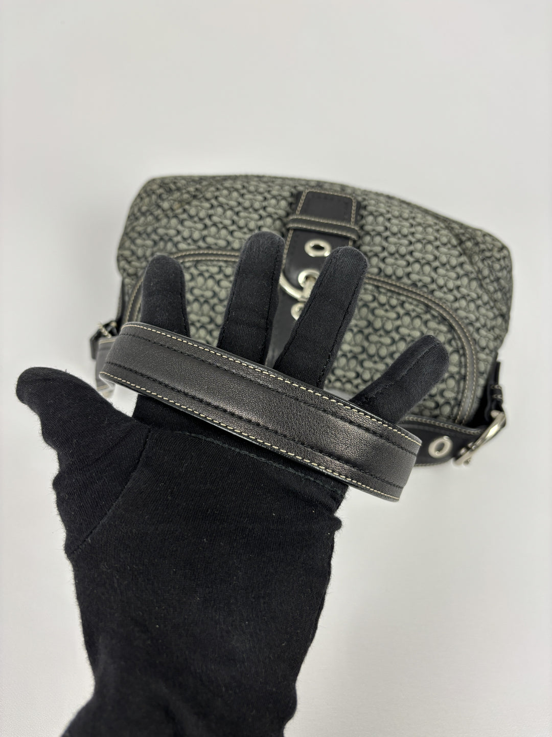 Coach Soho Mini Signature Buckle Flap Shoulder Bag in Grau/Schwarz, Detailansicht 9