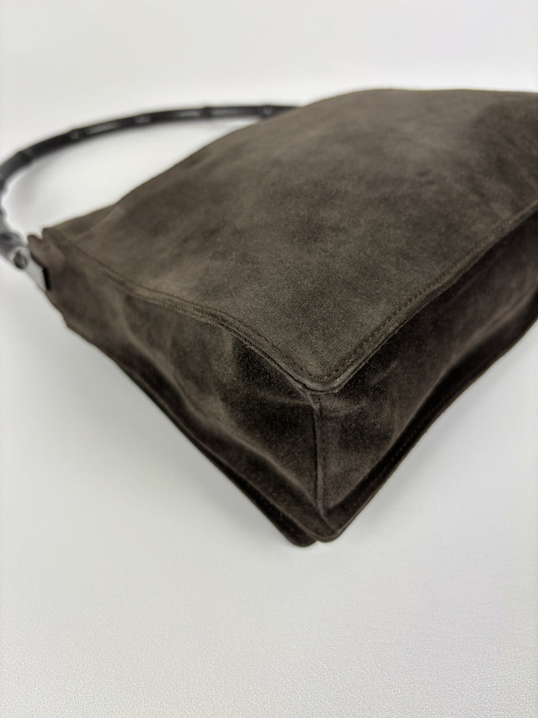 Gucci Bamboo Suede Flap Shoulder Bag in Dunkelbraun, Detailansicht 9