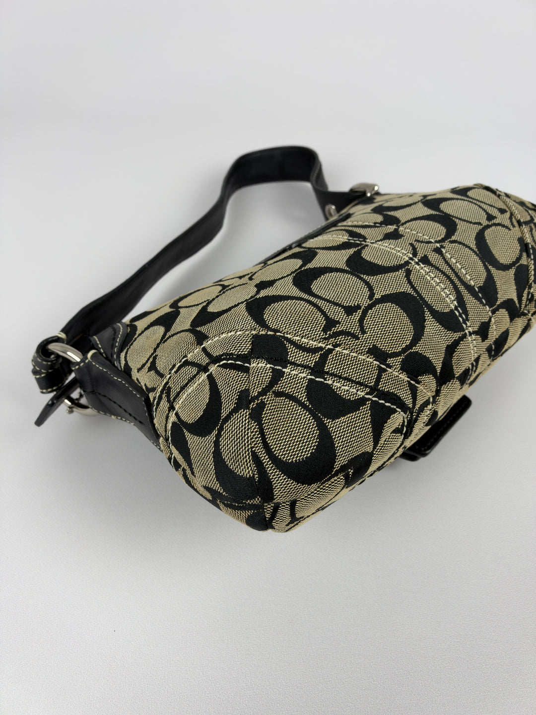 Coach Soho Signature Buckle Flap Baguette Shoulder Bag in Khaki/Schwarz, Detailansicht 9
