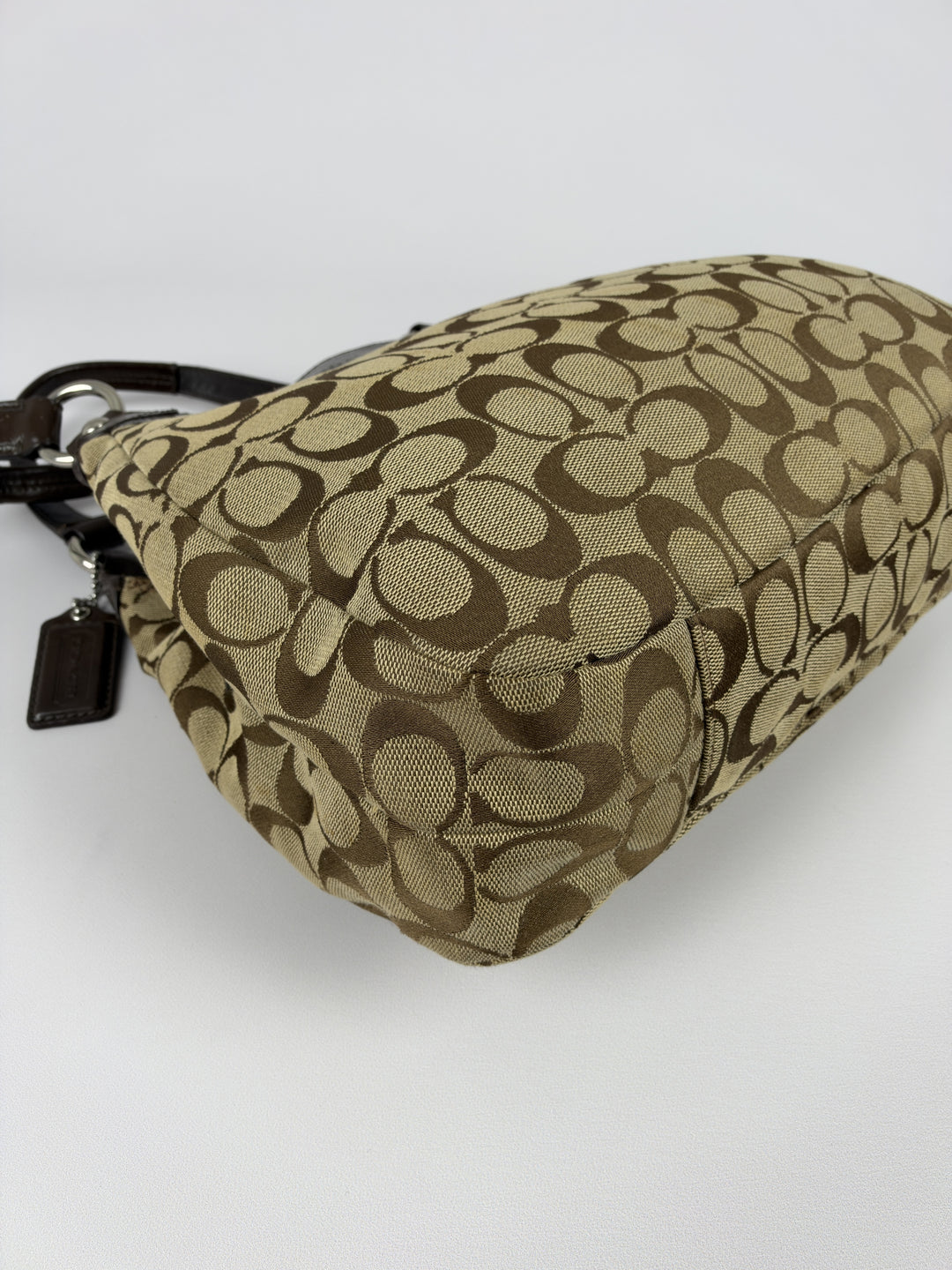 Coach Soho Signature Buckle Hobo Shoulder Bag in Khaki/Braun, Detailansicht 9