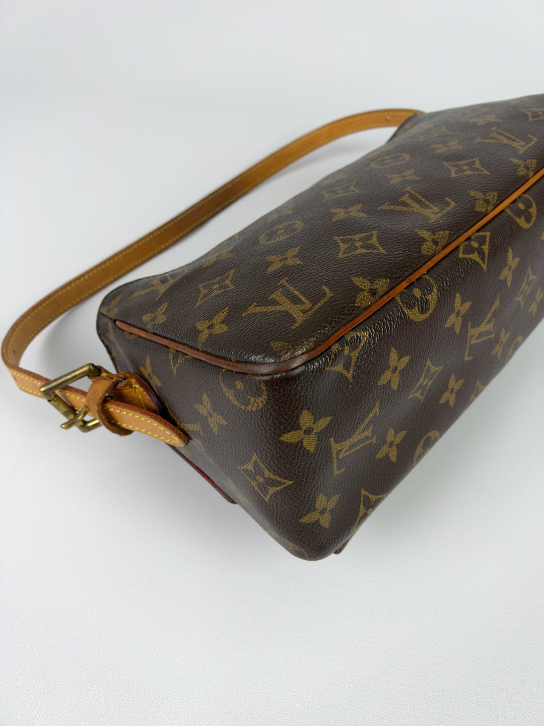 Louis Vuitton Monogram Viva Cité PM Shoulder Bag in Braun, Detailansicht 9