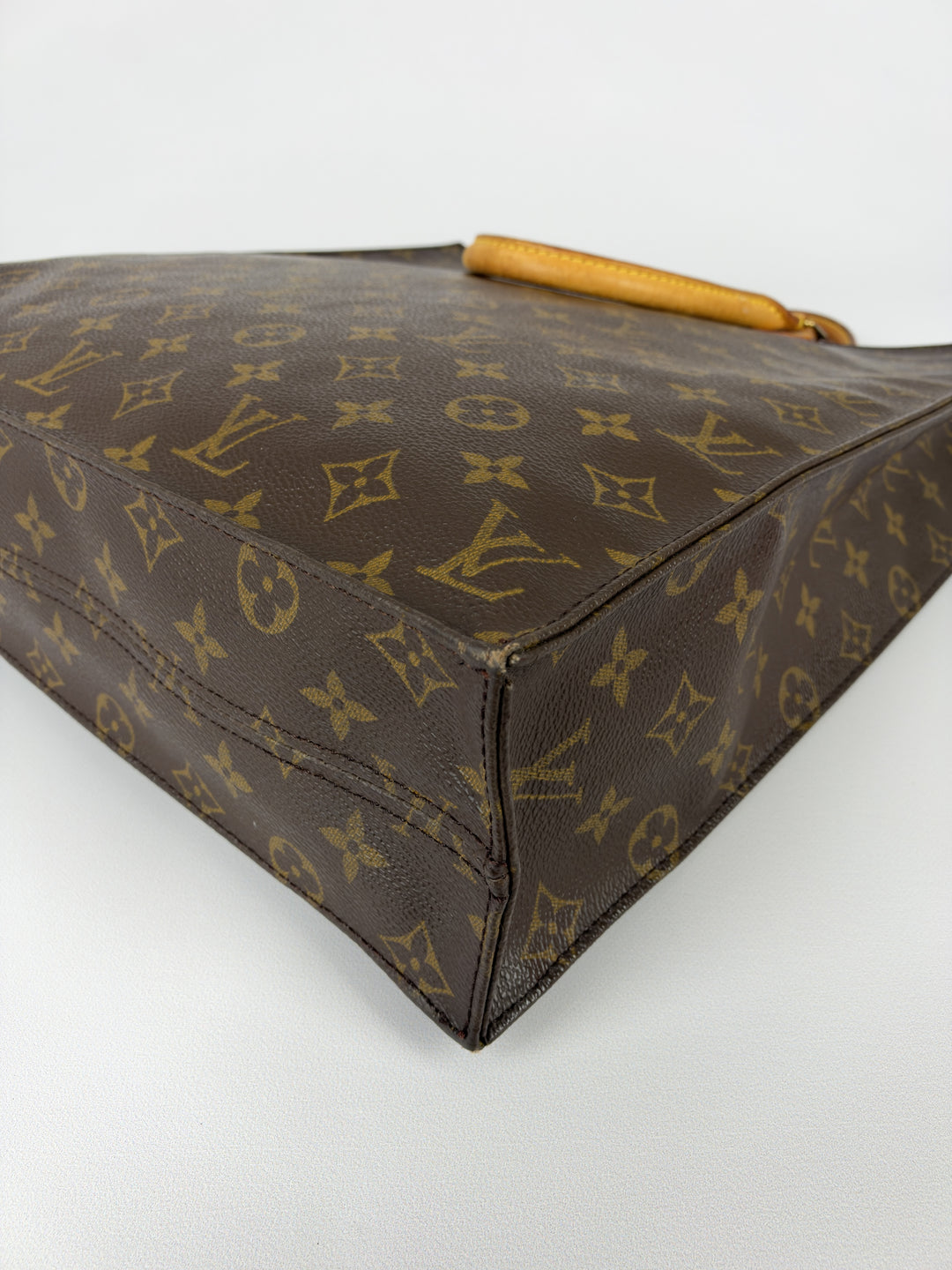 Louis Vuitton Monogram Sac Plat in Braun, Detailansicht 9