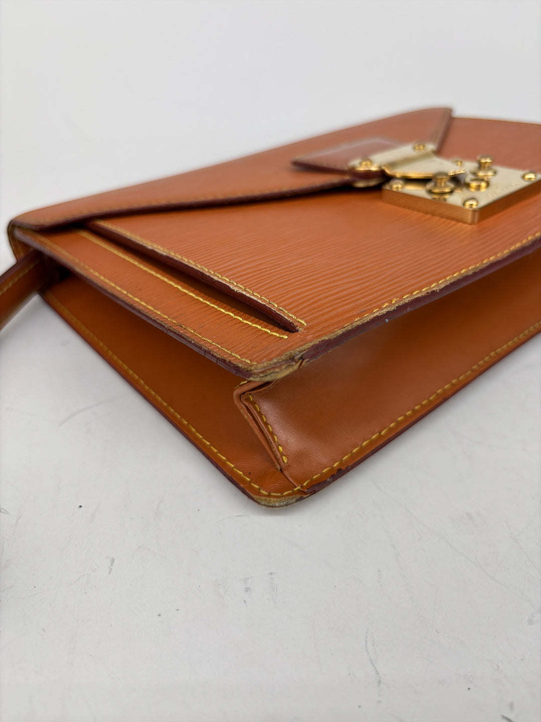 Louis Vuitton Epi Sellier Dragonne Clutch in Kenyan Fawn, Detailansicht 8