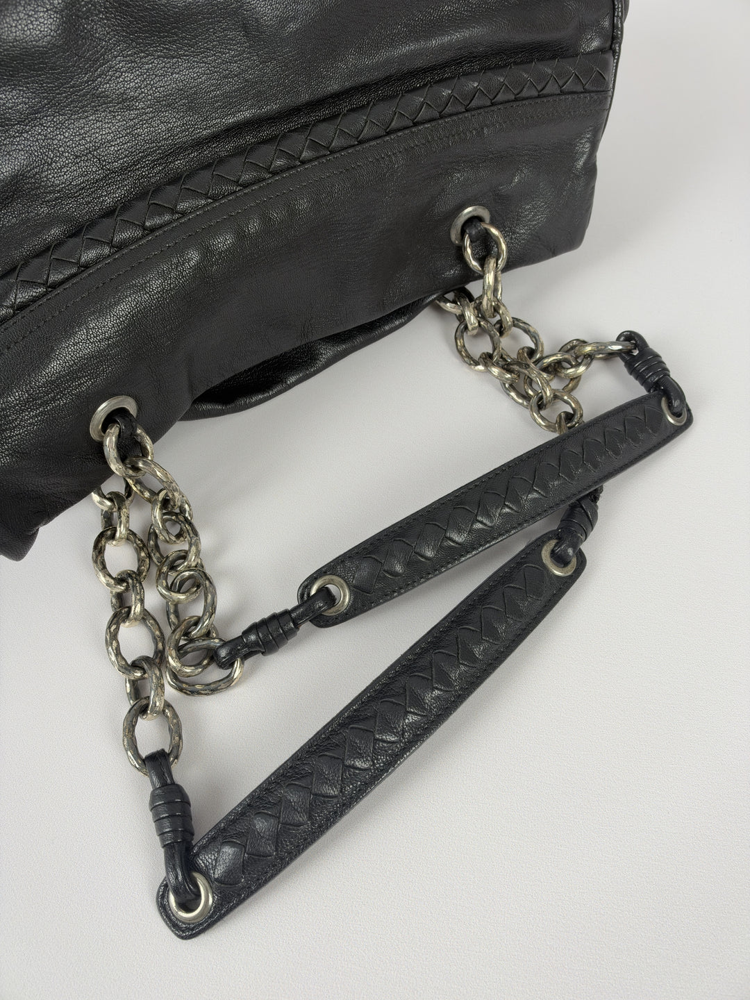 Bottega Veneta Nappa Intrecciato Chain Shoulder Bag in Schwarz, Detailansicht 10