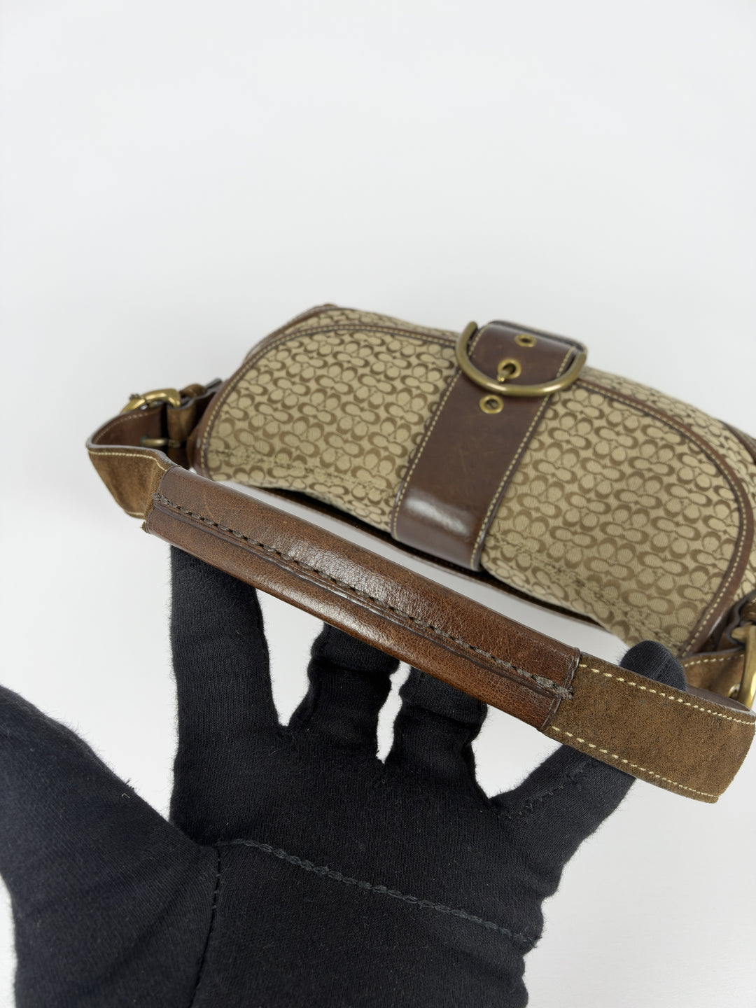 Coach Soho Mini Signature Suede Buckle Flap Shoulder Bag in Khaki/Braun, Detailansicht 10