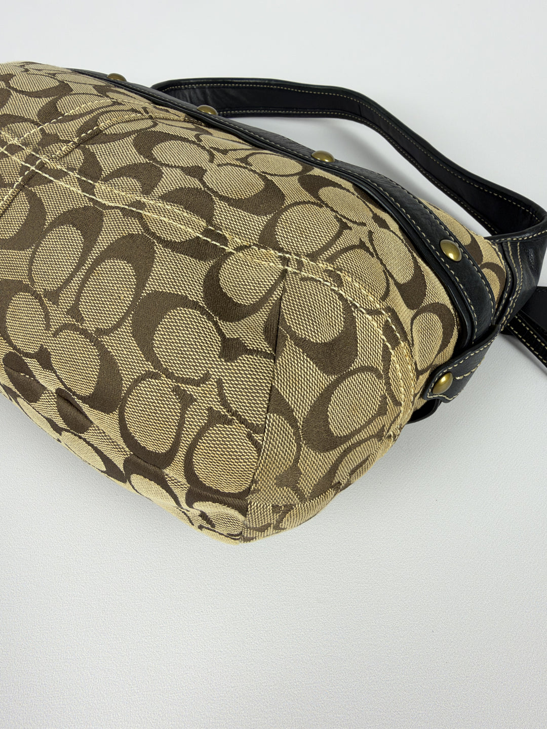 Coach Signature Horse Bit Hobo Shoulder Bag in Khaki/Braun, Detailansicht 10