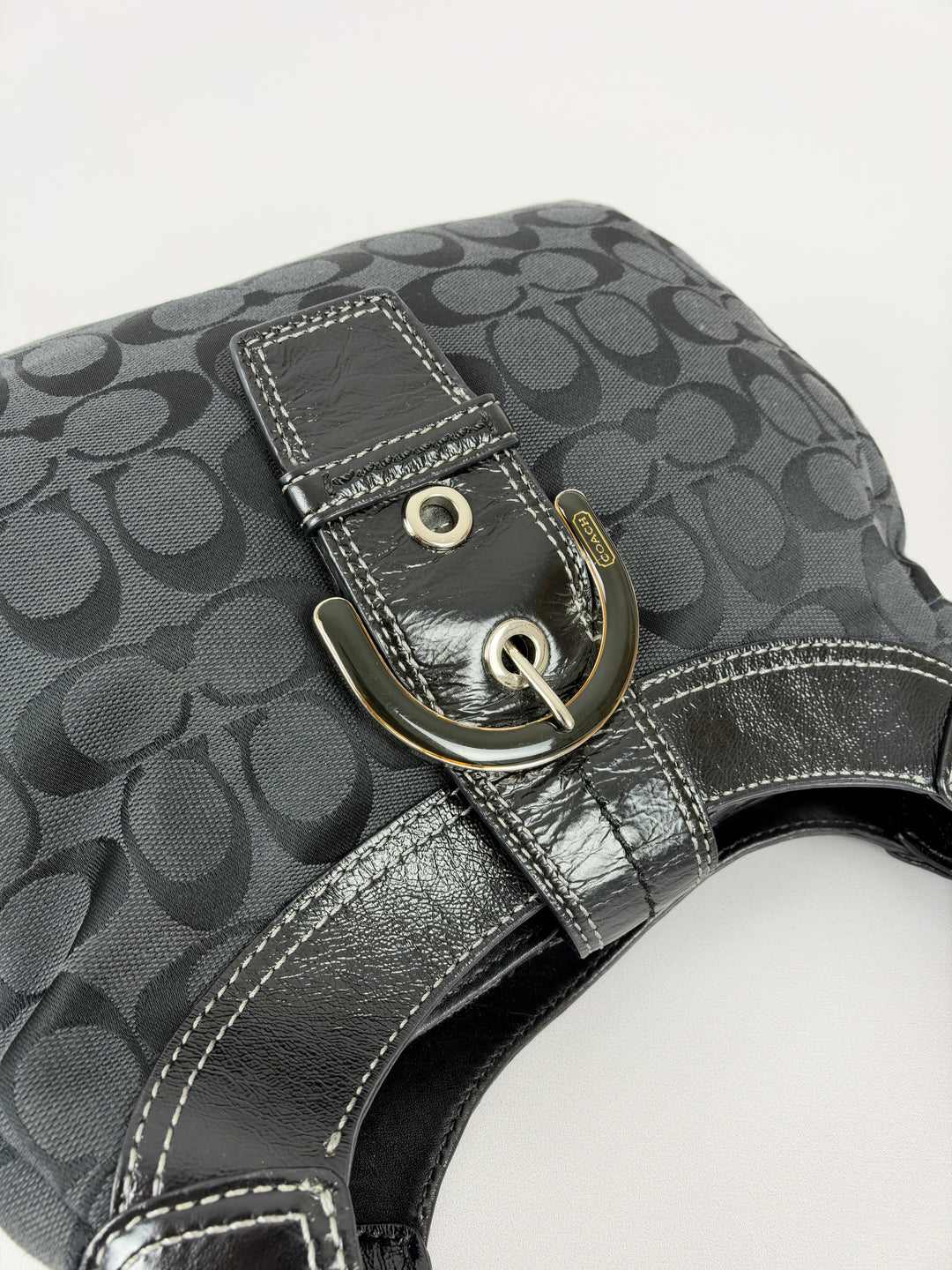Coach Soho Signature Buckle Hobo Shoulder Bag in Schwarz/Anthrazit, Detailansicht 10