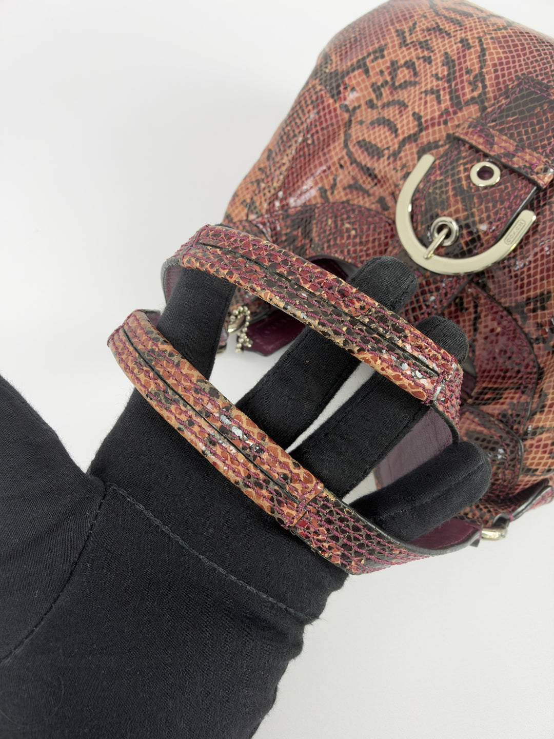 Coach Soho Snakeskin Embossed Leather Buckle Hobo Shoulder Bag in Altrosa, Detailansicht 10