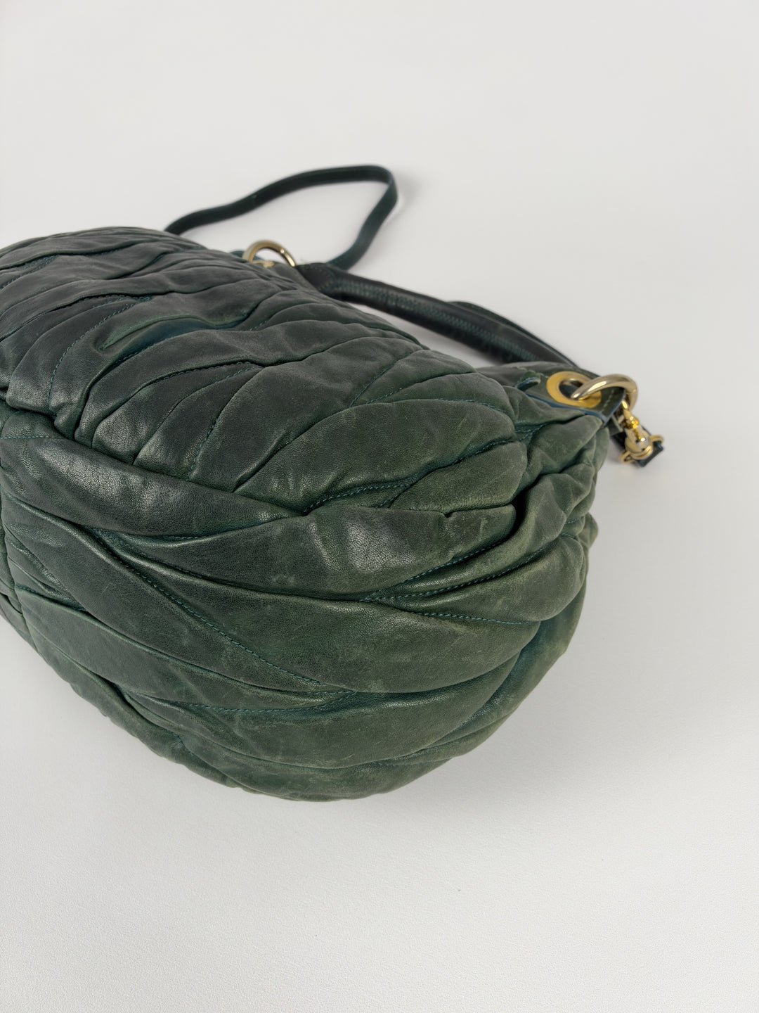 Miu Miu Coffer Matelassé Leather Shoulder Bag in Dunkelgrün, Detailansicht 10