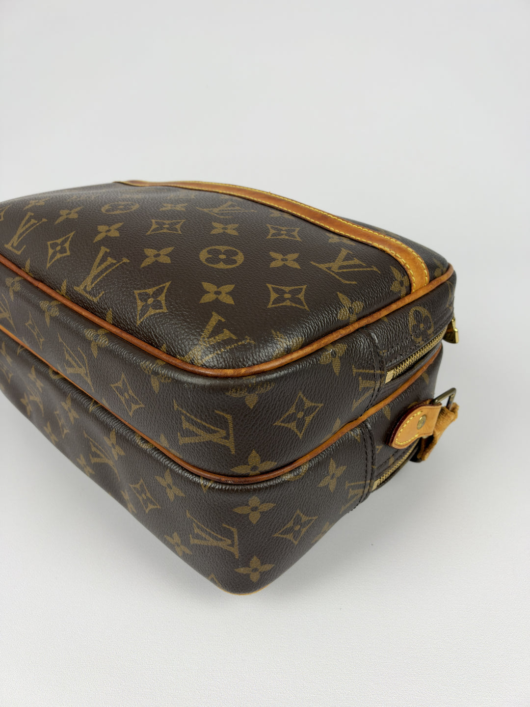 Louis Vuitton Monogram Reporter PM Shoulder Bag in Braun/Beige, Detailansicht 10