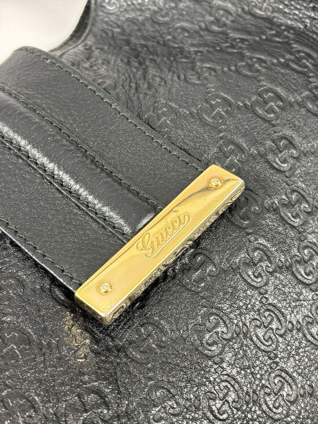 Gucci Guccissima Leather New Britt Hobo Shoulder Bag in Schwarz, Detailansicht 10