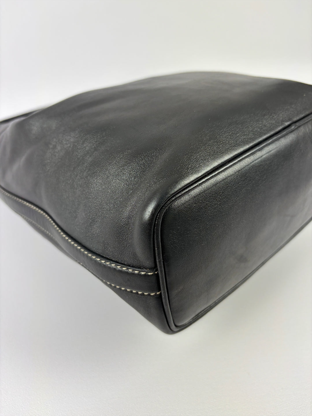 Gucci Leather V Hobo Shoulder Bag in Schwarz, Detailansicht 10
