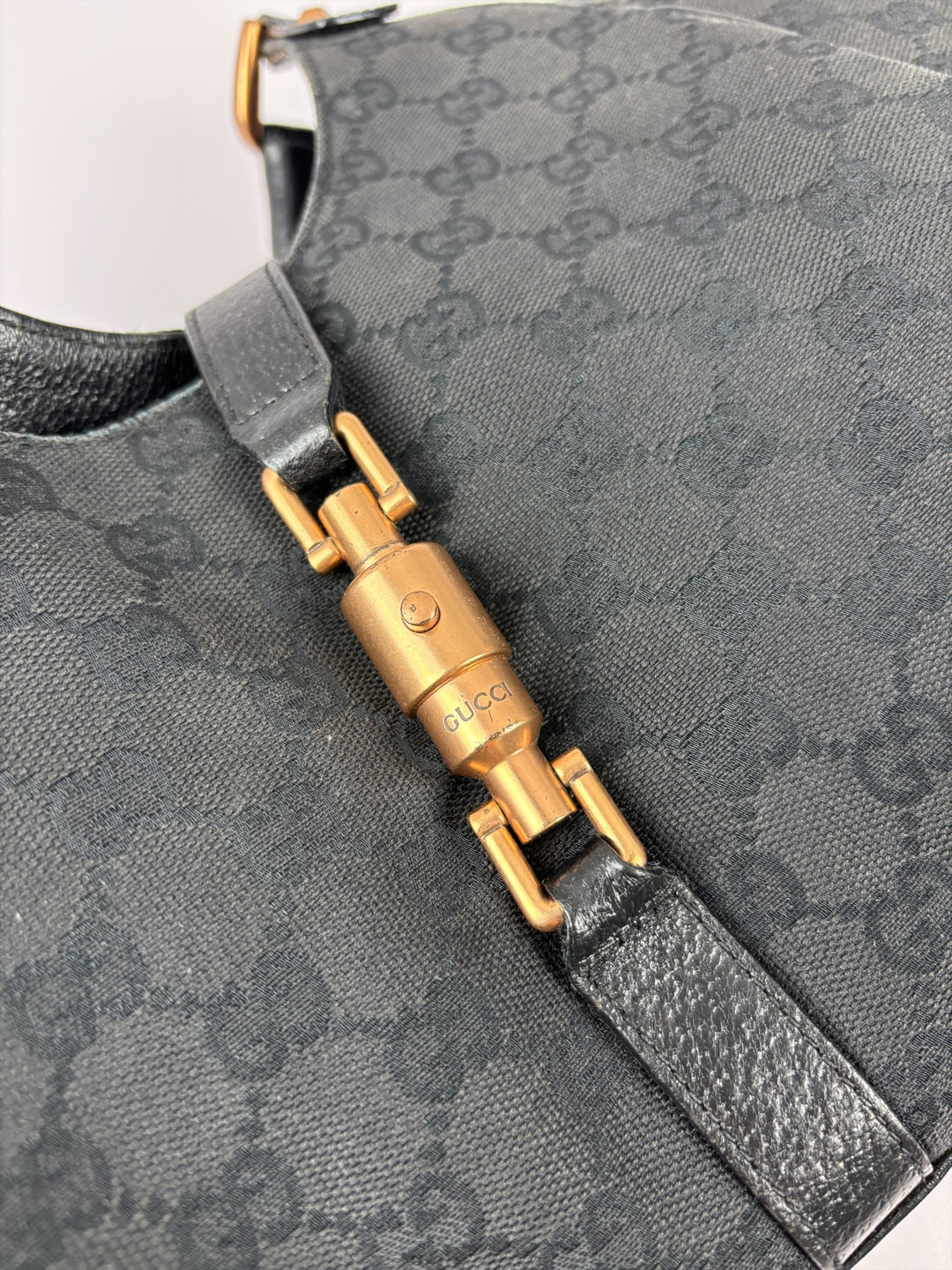 Gucci GG Canvas Jackie Bardot Hobo Shoulder Bag in Schwarz, Detailansicht 10