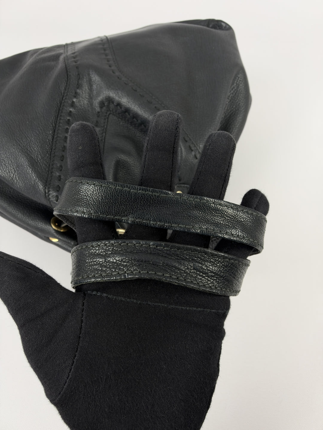 Yves Saint Laurent Reversible Double Leather Shoulder Bag in Schwarz, Detailansicht 10
