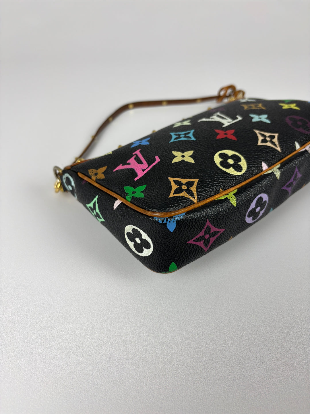 Louis Vuitton Monogram Multicolore Pochette Accessoires Shoulder Bag in Schwarz, Detailansicht 10