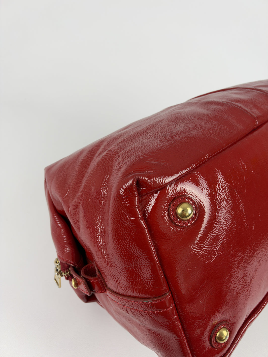 Yves Saint Laurent Easy Y Patent Leather Bag in Rot, Detailansicht 10
