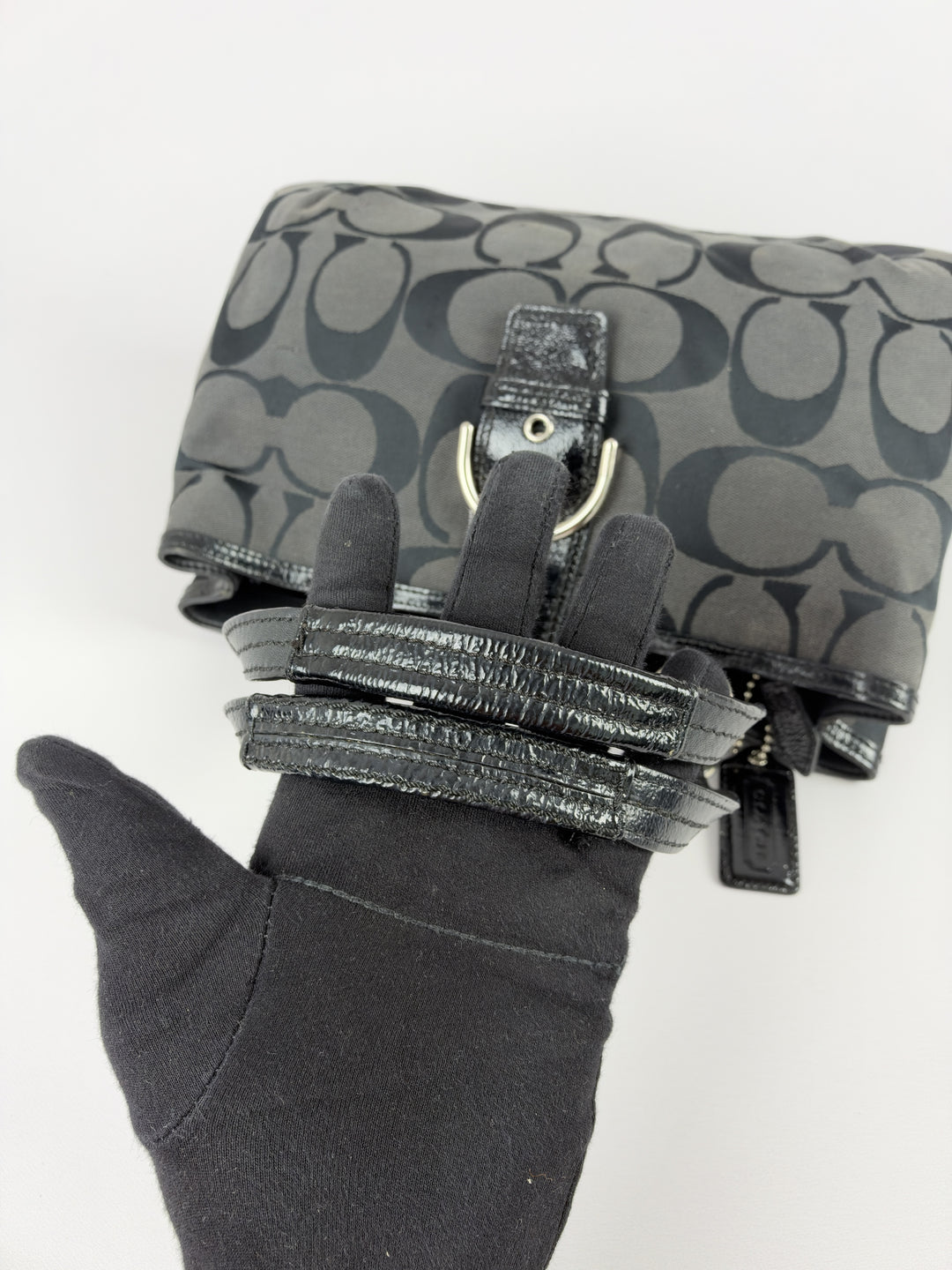 Coach Signature Soho Buckle Tote Shoulder Bag in Grau/Schwarz, Detailansicht 10