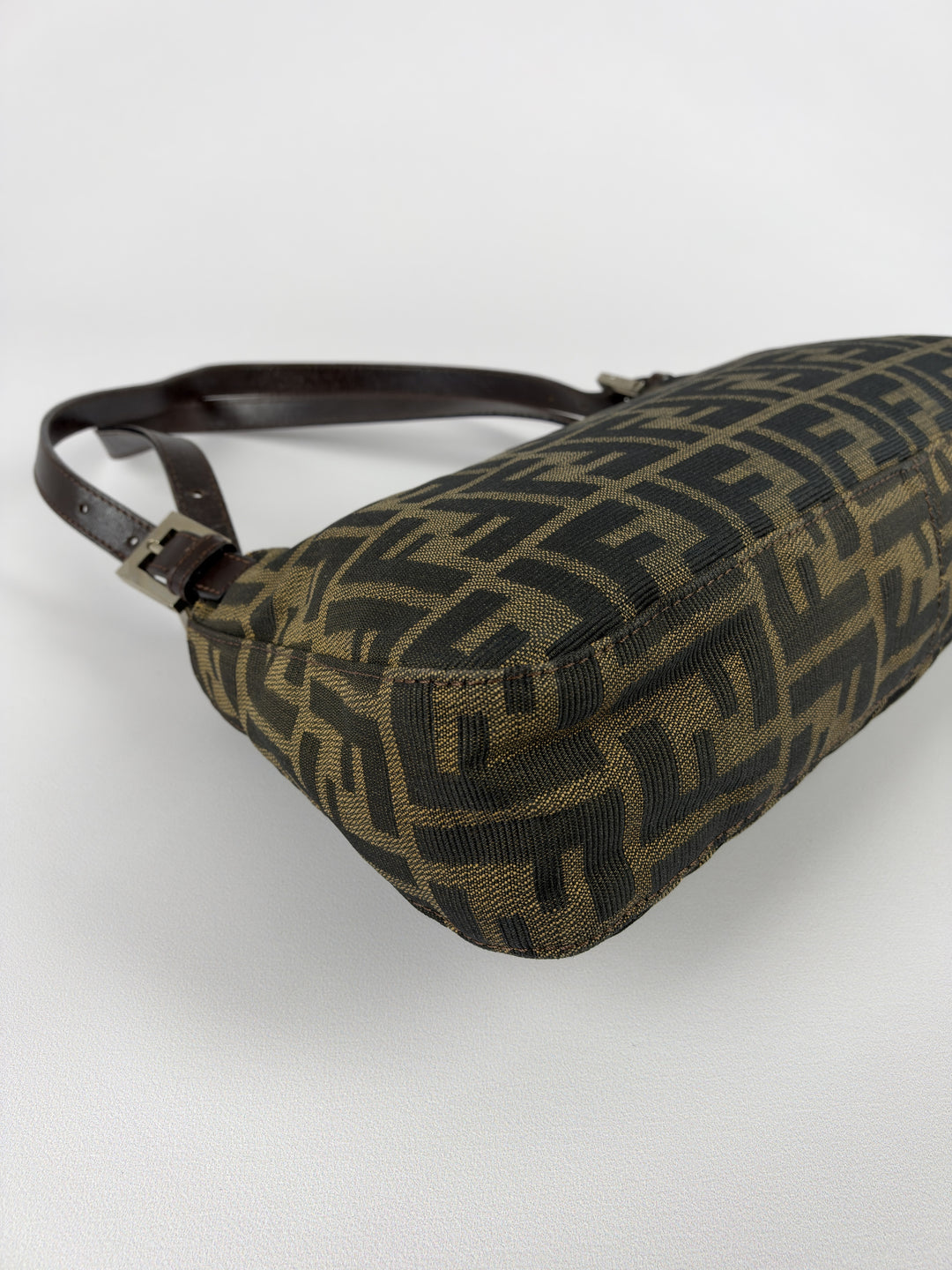 Fendi Zucca Canvas Baguette Buckle Shoulder Bag in Tabakbraun/Schwarz, Detailansicht 10